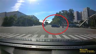 新畫面曝光！騎士高速猛撞左轉車亡