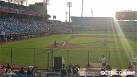 桃園棒球場有西曬問題。（圖／記者劉彥池攝影）