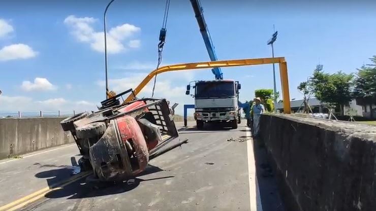 羅東運動公園 堤防限高 又撞了90萬堆高機慘遭擊落 社會 三立新聞網setn Com