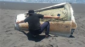 宜蘭海邊驚見巨大錐狀物（圖／翻攝畫面）