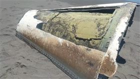 宜蘭海邊驚見巨大錐狀物（圖／翻攝畫面）