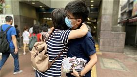 香港去年掀起反送中運動，但中共強應以對，不久前通過港版國安法，香港眾志祕書長黃之鋒今（16）天表示，到底，被送中，被失蹤、被消失的狀況，會否出現在任何香港政治人物身上？
（圖／翻攝自黃之鋒臉書）