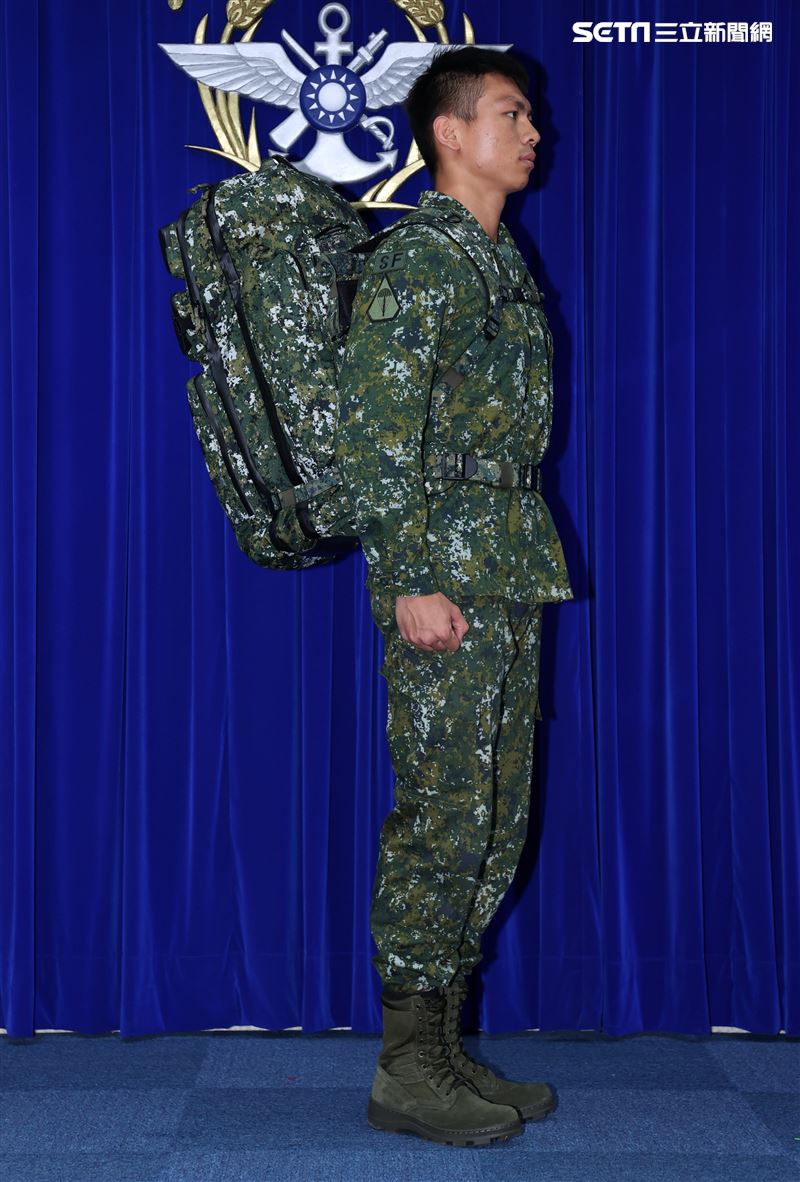 陸軍司令部研改團隊完成特戰戰術背包。（記者邱榮吉/攝影）
