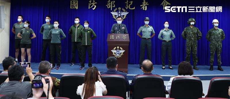 陸軍司令部研改團隊完成各式服飾，提升服裝款式與品質，讓所有官兵享受更優質的穿著品質。（記者邱榮吉/攝影）