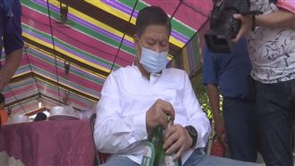 鋼鐵標哥回診再歸隊　嗨秀徒手開酒瓶