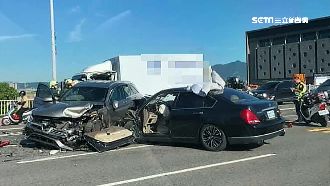 轎車噴飛…跨越分隔島　2車慘被撞毀