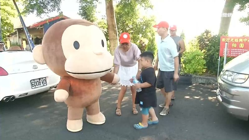 高溫直逼35度　信徒穿布偶裝迎媽祖