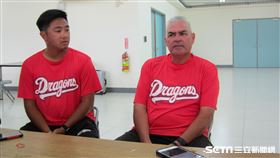 ▲味全龍首席教練Tom Nieto（尼爾托）受訪。（圖／記者蕭保祥攝影）