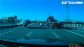 北市唐男自撞分隔島後，再飛到對向車道衝撞2車。（圖／翻攝畫面）