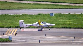 安捷教練機DA42NG於16日中午飛抵桃園國際機場。（圖／現場航迷授權提供）