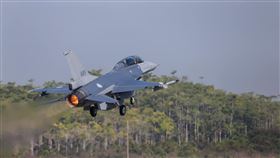 空軍第四聯隊在嘉義空軍基地演練,戰機,F-16V（圖／翻攝自國防部發言人FB）