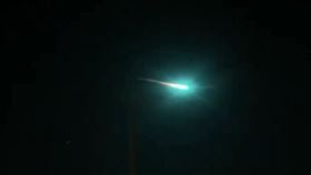 影／詭異綠光破空　網驚呆問：幽浮？ 澳洲,小行星,綠光,原諒的顏色,幽浮 翻攝自臉書Shaz Hussien