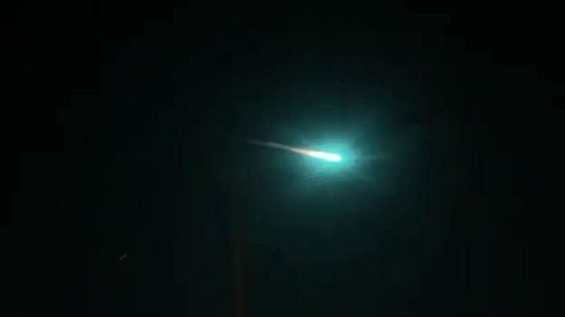影／詭異綠光破空　網驚呆問：幽浮？