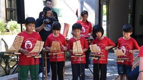 南投秀林國小師生赴澎湖交流（1）南投竹山秀林國小16日在澎湖縣政府中庭進行竹樂器快閃活動，推廣「竹文化」，優美的樂聲，讓縣府員工幾乎暫停手中工作，佇立在各樓層迴廊觀賞。（澎湖縣政府提供）中央社  109年6月16日