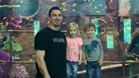 關車上5小時「烤」死2兒！狠父遭逮
美國,奧克拉荷馬,Dustin Lee Dennis,悶死,烤死
翻攝自臉書Dustin Lee