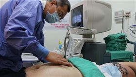 花蓮慈濟醫院肝膽腸胃科醫師劉作財為釐清病人的疑惑，除在每週一下午有「脂肪肝門診」，同步結合營養師、物理治療師進行「脂肪肝治療研究計畫」，以運動、飲食，調整生活習慣，為病人量身打造遠離脂肪肝的彩色人生。（圖／翻攝自花蓮慈濟醫院）

