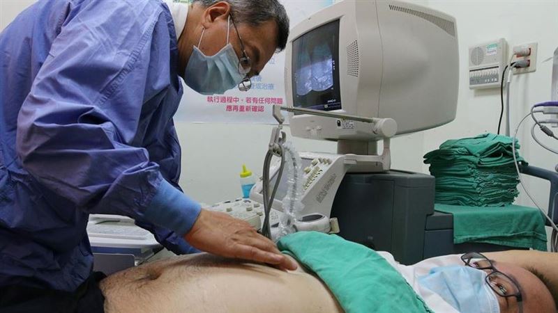 總是吃到胃撐　醫竟成重度脂肪肝患者