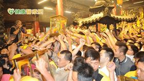 大甲鎮瀾宮6月11日開始展開9天8夜的媽祖遶境活動，徒步300多公里的路程，高溫酷暑以及午後雷陣雨成了信眾的另一項考驗。（photo by wikipedia）