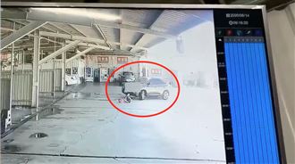 10歲童洗車場玩耍　遭轎車輾壓送醫
