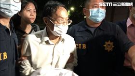 ▲涉嫌開仙女班性侵女信徒的「少龍」徐浩城，與李姓女秘書在員警押解下抵達台北地檢署複訊。（圖／記者楊佩琪攝）
