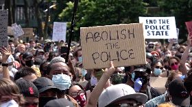 ★非裔之死掀示威潮  民眾舉廢除警察