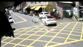 驚悚對撞！機車婦噴飛…騰空3圈落地（圖／翻攝畫面）