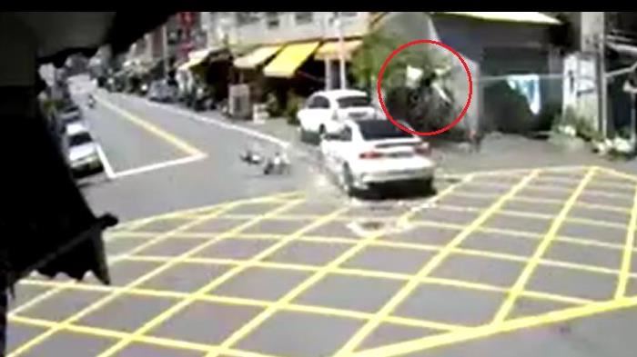 驚悚對撞！機車婦噴飛…騰空3圈落地