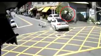 驚悚對撞！機車婦噴飛…騰空3圈落地