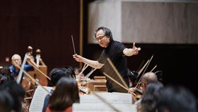 呂紹嘉將告別NSO音樂總監　NSO國家交響樂團音樂總監呂紹嘉（立者）20日將3度率NSO演出馬勒「第9號交響曲」，這也是呂紹嘉以NSO音樂總監身分，與樂團在國家音樂廳所舉行的最後一場交響音樂會。（NSO國家交響樂團提供）中央社記者趙靜瑜傳真　109年6月16日