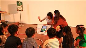 國台交發表互動音樂繪本（1）國立台灣交響樂團研發AR多感官音樂繪本「出發吧，魔法森林音樂會！」，16日正式發表，並由朝陽科技大學培訓種子教師現場示範，向幼兒園學童進行音樂教育。中央社記者蘇木春攝　109年6月16日