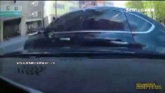 轎車打燈雙黃線迴轉　後車煞不及撞上