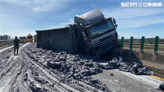 台61線砂石車翻覆　污泥散落近百米