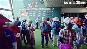 桃捷公司規劃從7月起，陸續啟動「跟著桃捷一起去旅行」系列輕旅行活動，搭配7月1日起至9月20日開賣超殺「仲夏一日票買一送一」優惠方案，讓民眾在暑假期間，等於只要半價就能暢遊機捷沿線景點。（圖／桃捷提供）