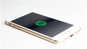 歐盟影響力龐大反壟斷當局16日開始調查一系列針對蘋果提出的控訴，包含串流音樂平台Spotify指控蘋果不公平濫用App Store案。（圖取自Unsplash圖庫）