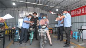 北京市政府16日晚間宣布，即時起全市突發公共衛生事件響應（回應）級別由3級提升至2級，成為全中國唯一的2級回應省市。圖為北京大洋路批發市場入口民眾測量體溫情形。（中新社提供）