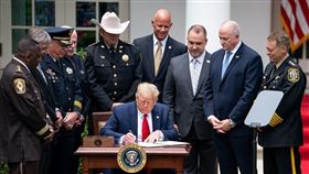 美國總統川普（前中）16日發布一道改善警察制度的行政命令，要求禁止危險的鎖喉法。（圖取自facebook.com/WhiteHouse）