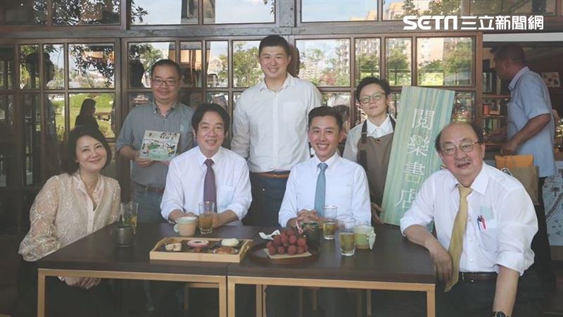 林智堅帶賴清德　衝文青熱點閱樂書店