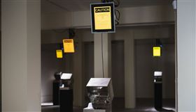 空總台灣當代文化實驗場（C-LAB）與洪建全基金會首次合作，舉辦第2屆銅鐘藝術賞「同化者」鄭先喻個展，其中作品Discharge what you charged讓民眾與手機短暫分離，展現被科技制約下的狀態。（C-Lab提供）中央社記者鄭景雯傳真 109年6月17日