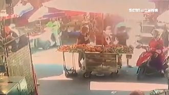 搶攤販兜內現金　大膽女搶不成還打人