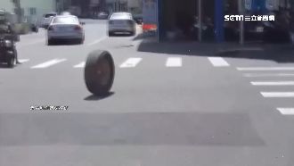 廂型車爆胎　駕駛目睹被1個輪胎超車