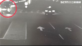 畫面曝光！台大教授遭公車門夾腳拖行