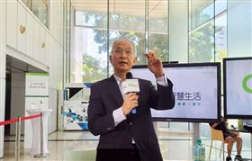 亞太電信董事長呂芳銘表示，5G服務時間表不會晚於同業1個月，預估5G滲透率1年後上看1成。中央社記者江明晏攝 109年6月17日