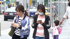 低頭族,路人,走路,正妹,滑手機,用手機,智慧型手機(新聞台SOT)