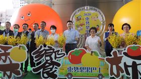 台中市梨果季開跑推出農村體驗活動台中市政府農業局輔導東勢區農會17日上午在台中市議會廣場舉辦「2020東勢梨果季」開跑活動，市長盧秀燕（右5）邀請民眾到台中參加一系列體驗農樂活動。中央社記者郝雪卿攝  109年6月17日