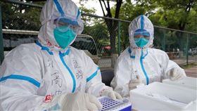 自6月13日起，北京已經對新發地等出現疫情的市場人員、周邊小區居民、大數據排查涉疫市場人員、社區敲門行動中主動報告有關接觸史的人員以及全市各農貿市場工作人員約35.6萬人進行了核酸檢測。（圖／翻攝自人民日報臉書）