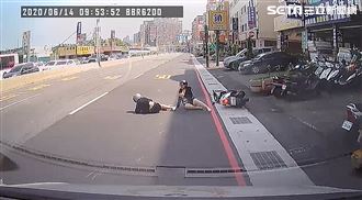 黏著救護車闖紅燈　少女雙載慘被撞飛