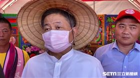 顏清標被猴子布偶討抱、顏清標