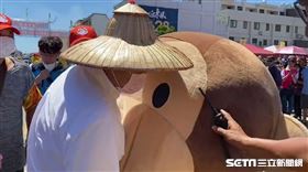 顏清標被猴子布偶討抱、顏清標