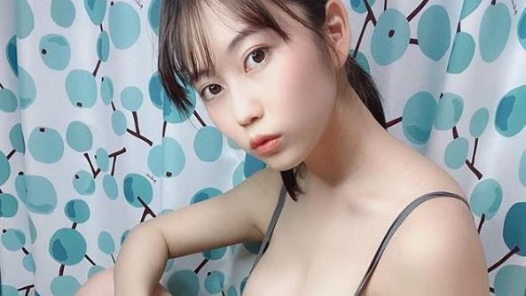 女大生在家打電玩　J級美乳溢出背心