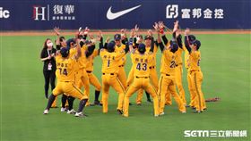 ▲中信兄弟野手賽前外野圍圈。（圖／記者劉彥池攝影）